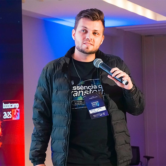 Colaborador da Seprol apresentando no palco do Bootcamp 2025, com microfone na mão